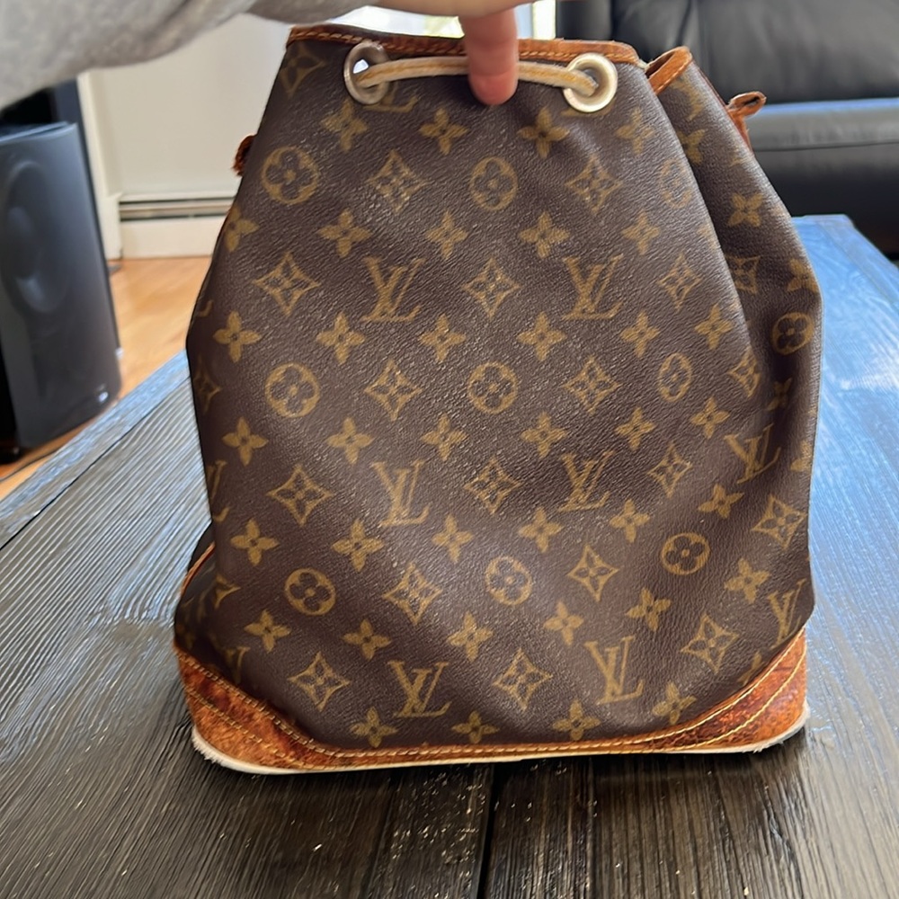 Luis Vuitton size Medium shoulder bag